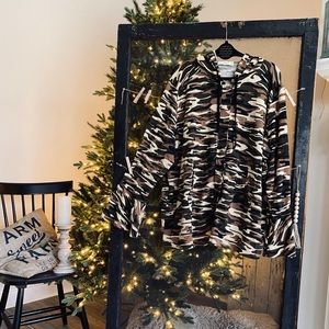 Weekend Suzanne Betro Camo 3X Bell Sleeve Hoodie